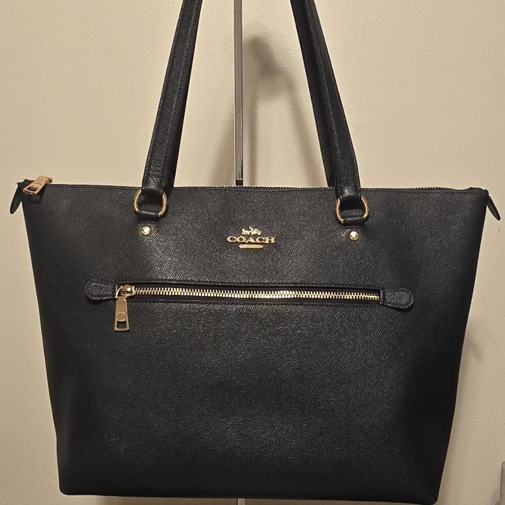 Pre-owned Coach Gallery Tote Handbag in very Good Condition ~ Navy